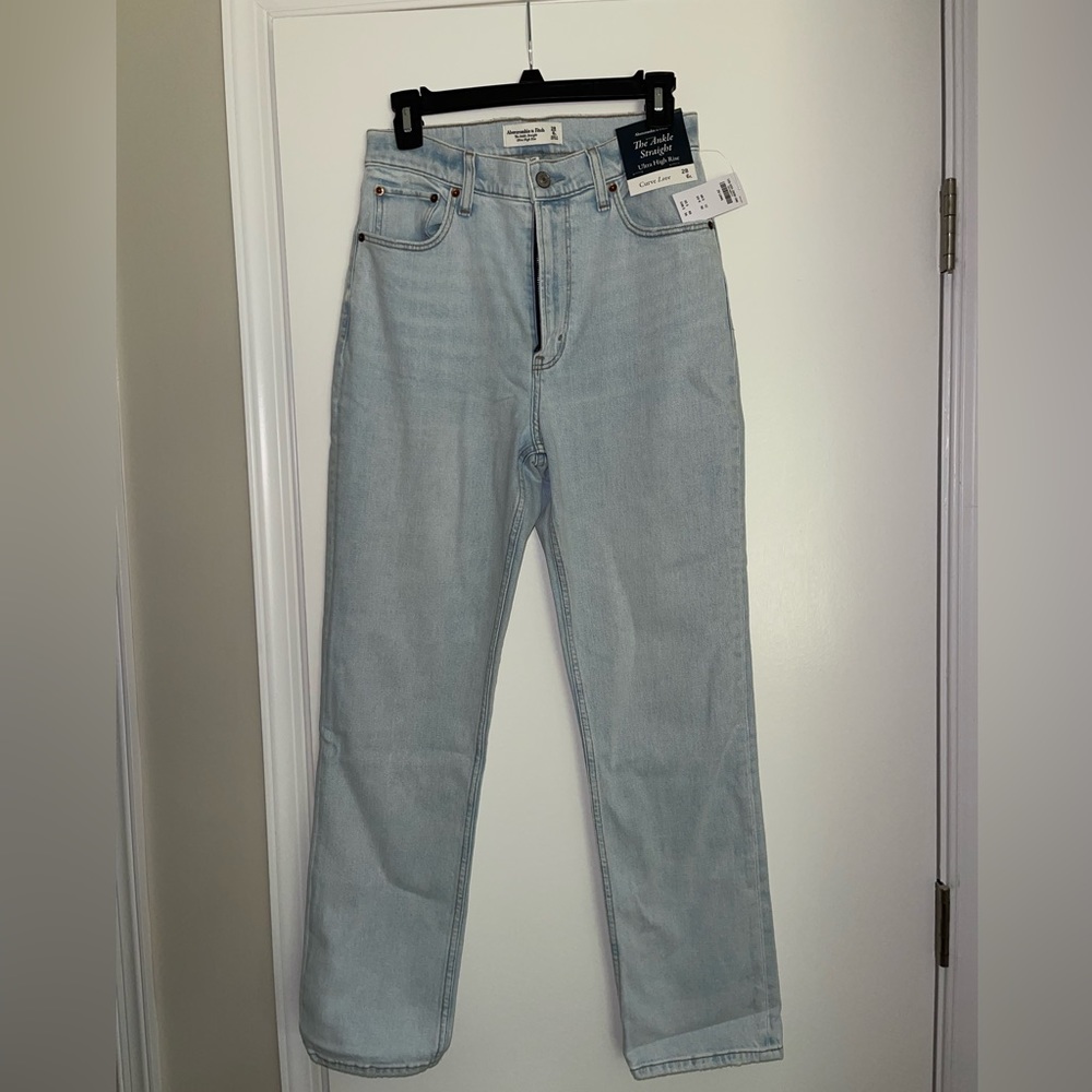 A&F “The Ankle Straight Ultra High Rise” Curve Love Jean in size 6 Long (28).